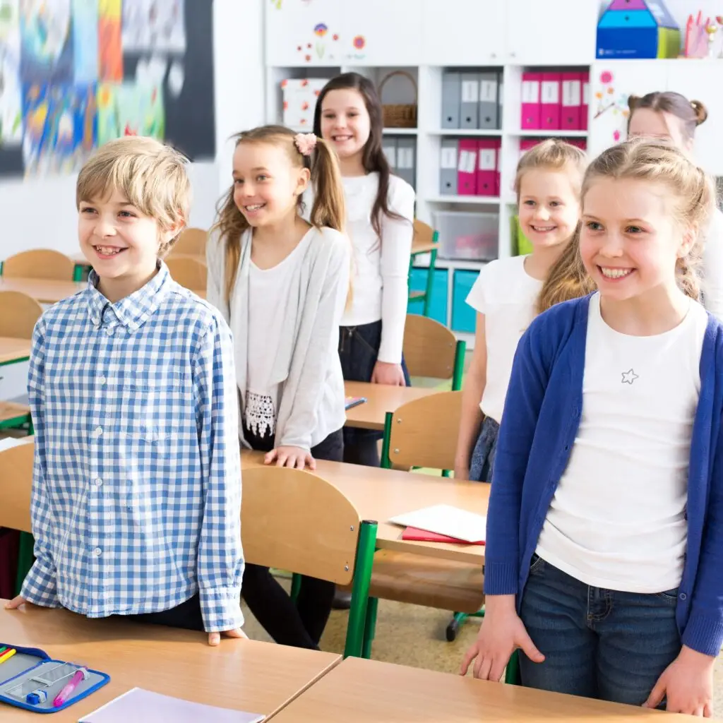 Enfants debout près des bancs d'école Elisabeth Born
