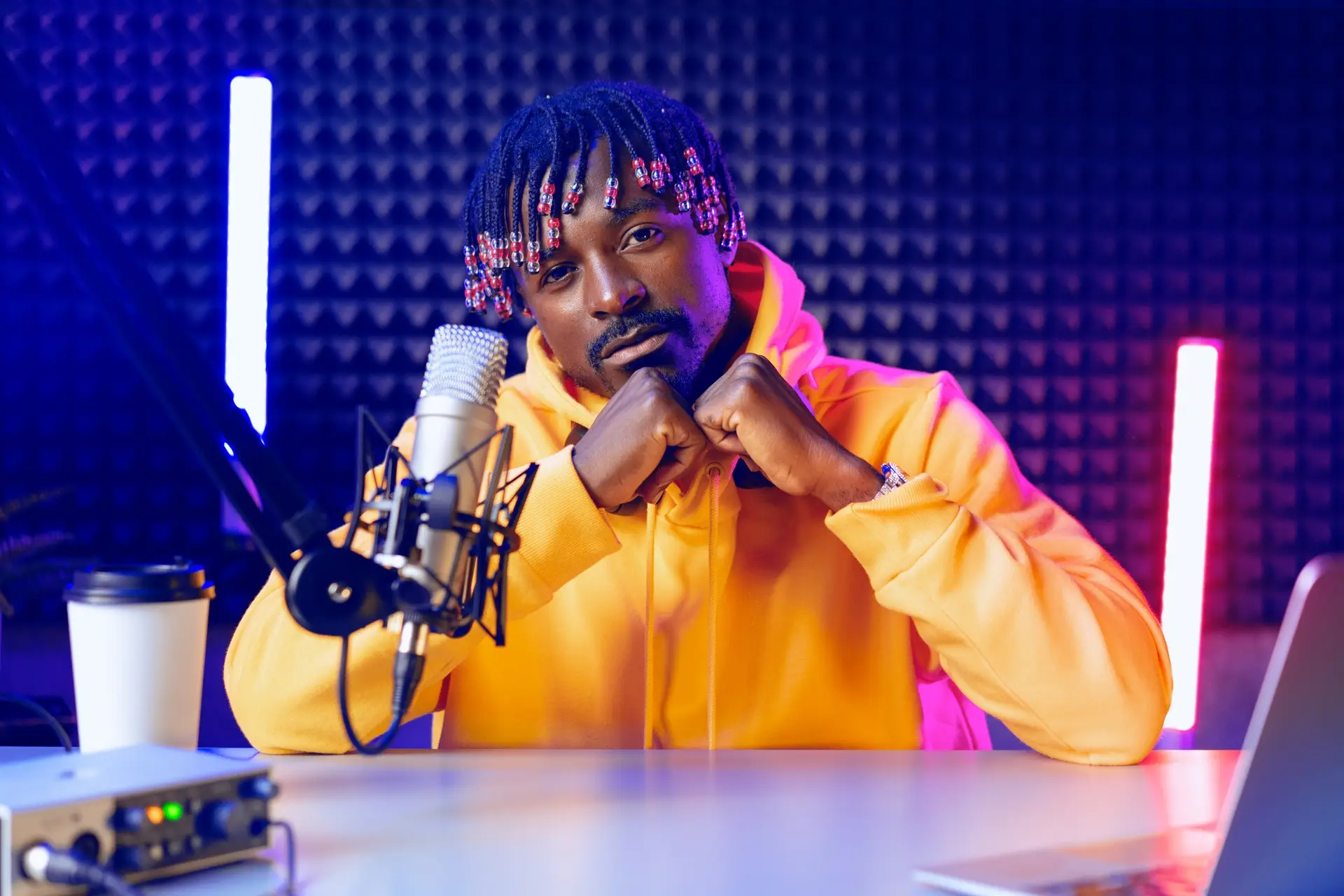 Jeune homme africain heureux, blogueur audio diffusant en studio